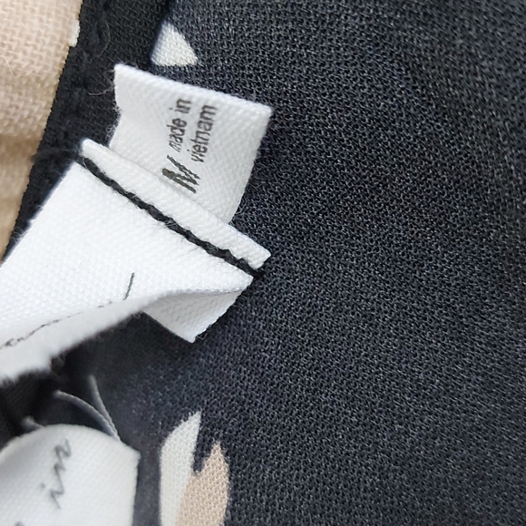 All in Favor faux wrap sleeveless blouse side slits back zip and keyhole… - Picture 5 of 7